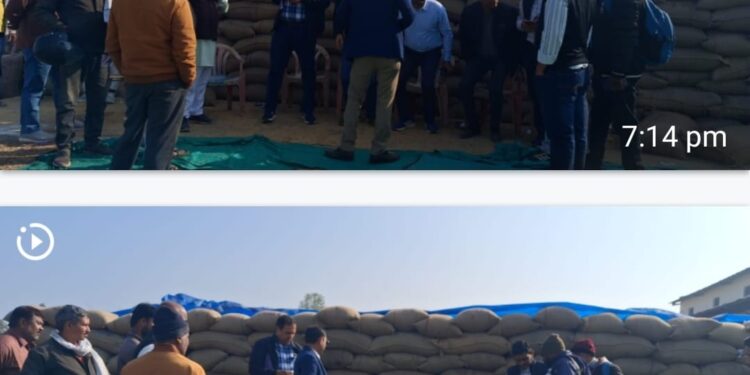 *समर्थन मूल्‍य पर धान बेचने फर्जी किसानों और व्‍यापारियों के विरूद्ध कलेक्‍टर का सख्‍त रूख*  *कलेक्‍टर द्वारा गठित जांच दल को 7 किसानों का मिला फर्जी पंजीयन*  *फर्जी पंजीयन निरस्‍त करने कलेक्‍टर ने भेजा प्रस्‍ताव*  *3 उपार्जन केन्‍द्रों में पहुंचे औचक निरीक्षक दल ने की कार्रवाई*