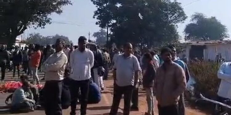 ⚡ लापरवाही की बिजली गिरी, युवक की गई जान ⚠️ जर्जर पोल बना काल, मौत के बाद फूटा ग्रामीणों का गुस्सा 🚧 शव रखकर रोड जाम, दोषी बिजली कर्मियों पर कार्रवाई की मांग