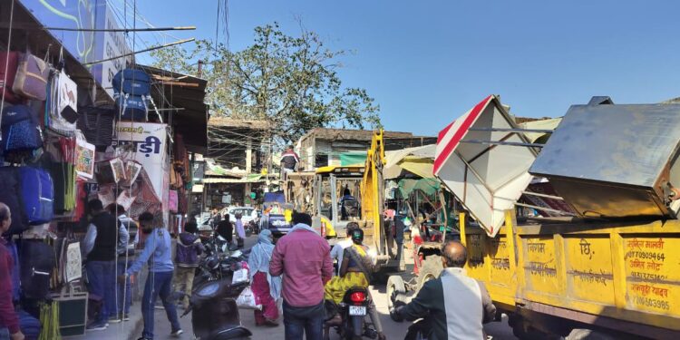*नगर निगम द्वारा अतिक्रमण के विरूद्ध कार्रवाई जारी, फुटपाथ से हटाई गई गुमठियां*