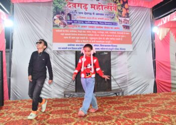 *पर्यटकों में जबरदस्त उत्साह के बीच हुआ देवगढ़ महोत्सव का शुभारंभ*  *युवाओं में पतंग उड़ाने और बैलगाड़ी के सफर का क्रेज*