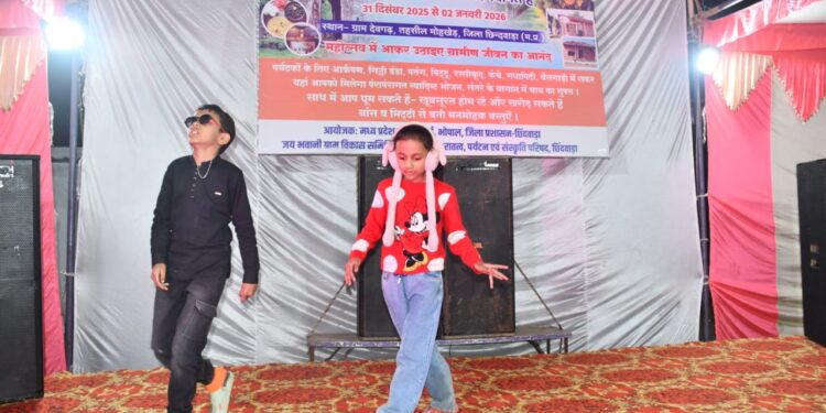 *पर्यटकों में जबरदस्त उत्साह के बीच हुआ देवगढ़ महोत्सव का शुभारंभ* *युवाओं में पतंग उड़ाने और बैलगाड़ी के सफर का क्रेज*