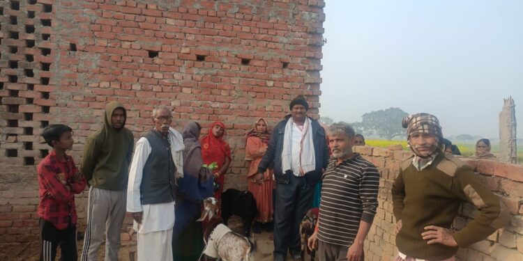 अराजक तत्वों ने मड़हे में लगायी आग जली मवेशी चहनिया चन्दौली।