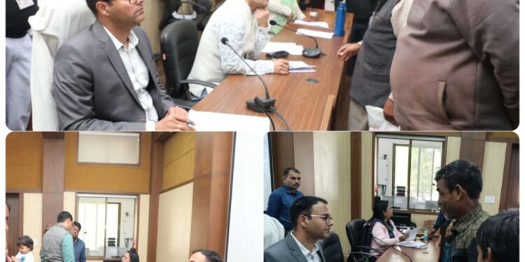 *ब्रेकिंग*  *कलेक्टर अशीष तिवारी जनसुनवाई में सुन रहे समस्याएं* *अधिकारियों को दे रहे निराकरण के निर्देश*