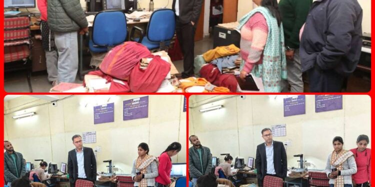 कलेक्‍टर अशीष तिवारी ने किया राजस्‍व अभिलेखों के स्‍कैनिंग कार्य का औचक निरीक्षण  राजस्‍व अभिलेखों को आधुनिक एवं डिजिटाइज्‍ड करने तेजी से जारी है कार्य