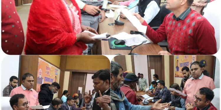 *कलेक्टर श्री तिवारी जनसुनवाई में सुन रहे समस्याएं* *अधिकारियों को दे रहे निराकरण के निर्देश*
