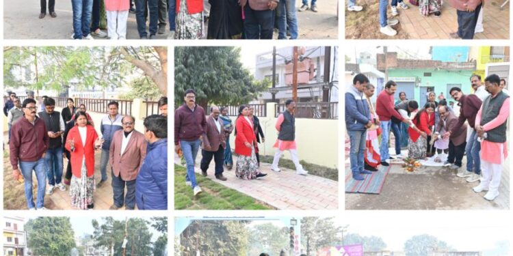 *नागरिकों के सुगम आवागमन हेतु कावस जी वार्ड में लगभग 40 लाख रुपये होंगे विकास कार्य*  *महापौर श्रीमती सूरी ने स्थानीय पार्षद एवं गणमान्य नागरिकों की मौजूदगी में रखी विकास कार्य की आधारशिला*