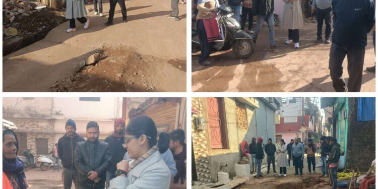 निगमायुक्त परिहार ने रामनिवास सिंह वार्ड एवं सीएलपी वार्ड की सफाई व्यवस्था का किया औचक निरीक्षण सीवर कार्य के दौरान सुरक्षा मानकों एवं आवागमन का विशेष ध्यान रखने सुपरवाइजर को दिये निर्देश