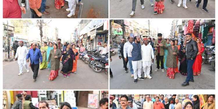 *सुगम आवागमन हेतु सेंट्रल पार्किंग हटाने की पहल में सहयोगी बनें व्यवसायियों को धन्यवाद ज्ञापित करने पार्षद साथियों के साथ पहुंची महापौर श्रीमती सूरी* *नगर के समुचित विकास में स्थानीय नागरिकों की भूमिका अहम – महापौर*