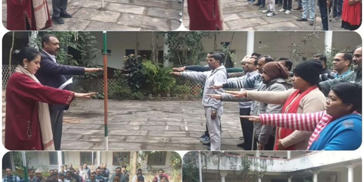 *सुशासन के उच्चतम मापदंडों को स्थापित करने जिला पंचायत कार्यालय में मनाया गया सुशासन दिवस* *जिला पंचायत की सीईओ सुश्री कौर ने अधिकारियों-कर्मचारियों को दिलाई शपथ*