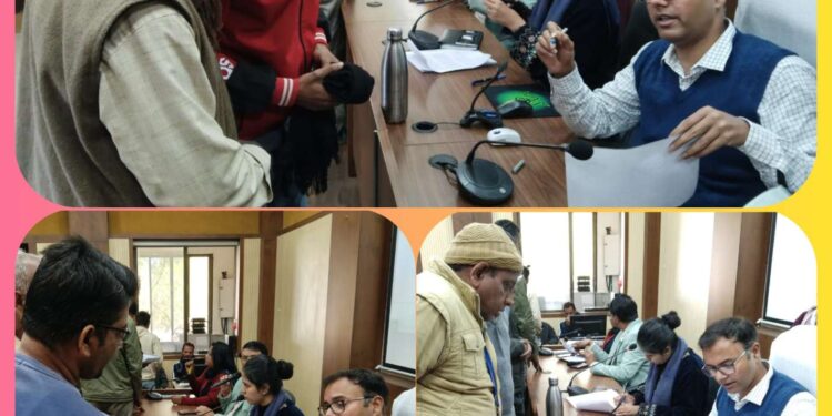 *कलेक्टर श्री तिवारी जनसुनवाई में सुन रहे समस्याएं* *अधिकारियों को दे रहे निराकरण के निर्देश*