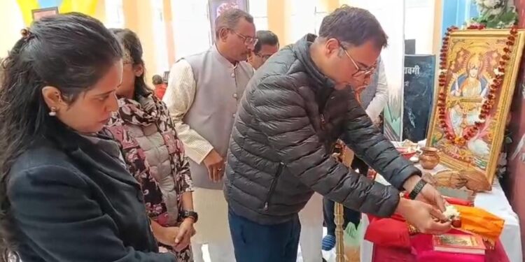 गीता जयंती पर कटनी में ऐतिहासिक आयोजन 15 वें अध्याय का सस्वर पाठ सांदीपनि विद्यालय झिंझरी में जिला स्तरीय गीता महोत्सव कलेक्टर ने किया उद्घाटन
