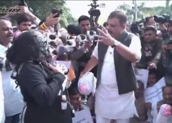 मध्यप्रेश विधानसभा, शीतकालीन सत्र – 1 दिन  पूतना-रूप धारण कर क्यों मौन है सरकार? ज़हरीली दवाइयों पर भाजपा दे जवाब!  विधानसभा के शीतकालीन सत्र की शुरुआत पर आज कांग्रेस विधायक दल ने छिंदवाड़ा कफ़ सिरप कांड में मासूम बच्चों की दर्दनाक मौतों के विरोध में जोरदार सांकेतिक प्रदर्शन किया।