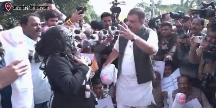 मध्यप्रेश विधानसभा, शीतकालीन सत्र – 1 दिन  पूतना-रूप धारण कर क्यों मौन है सरकार? ज़हरीली दवाइयों पर भाजपा दे जवाब!  विधानसभा के शीतकालीन सत्र की शुरुआत पर आज कांग्रेस विधायक दल ने छिंदवाड़ा कफ़ सिरप कांड में मासूम बच्चों की दर्दनाक मौतों के विरोध में जोरदार सांकेतिक प्रदर्शन किया।