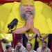 राजपाल यादव ने माहौल में ऐसी मस्ती भर दी कि महाराज जी भी हँस उठे देखे VIDEO