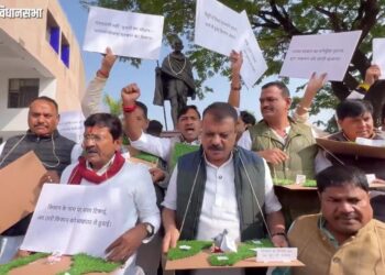 मध्यप्रदेश विधानसभा शीतकालीन सत्र – 02 दिन  किसानों के सम्मान में, कांग्रेस मैदान में !  आज विधानसभा शीतकालीन सत्र के दूसरे दिन कांग्रेस विधायक दल ने प्रदेश के किसानों के अधिकारों की रक्षा के लिए, किसान-विरोधी भाजपा सरकार के खिलाफ सांकेतिक प्रदर्शन किया।