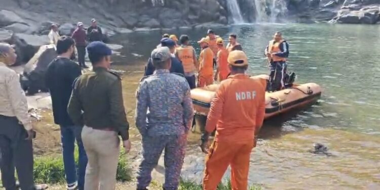 *तामिया: झिंगंरिया वॉटरफॉल में डूबे युवक का शव चौथे दिन बरामद, पत्नी के साथ घूमने आया था*