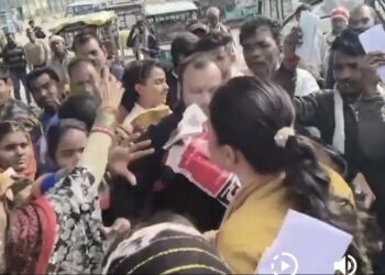 यह सुशासन नहीं, कुशासन की पराकाष्ठा है।आज फिर—छतरपुर में महिला नायब तहसीलदार ने खाद के लिए लाइन में खड़ी एक छात्रा को सिर्फ टोकन माँगने पर थप्पड़ जड़ दिया।VIDEO
