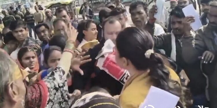 यह सुशासन नहीं, कुशासन की पराकाष्ठा है।आज फिर—छतरपुर में महिला नायब तहसीलदार ने खाद के लिए लाइन में खड़ी एक छात्रा को सिर्फ टोकन माँगने पर थप्पड़ जड़ दिया।VIDEO