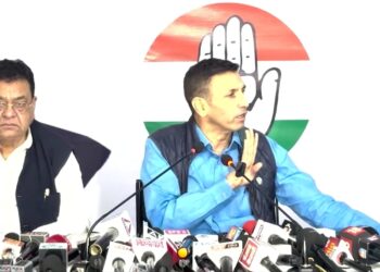आज से करीब 7 साल पहले मध्यप्रदेश में 1 करोड़ 60 लाख बच्चे स्कूलों में थे, और अब यह संख्या घटकर सिर्फ़ 1 करोड़ 4 लाख रह गई है! यानी पूरे 50 लाख बच्चे गायब!  ऊपर से कमाल देखिए, तब बजट 7 हज़ार करोड़ था, अब वही बजट 37 हज़ार करोड़ का हो गया है! कहाँ जा रहा है यह पैसा? और किसके विकास में लग रहा है? जीतू पटबारी