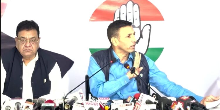 आज से करीब 7 साल पहले मध्यप्रदेश में 1 करोड़ 60 लाख बच्चे स्कूलों में थे, और अब यह संख्या घटकर सिर्फ़ 1 करोड़ 4 लाख रह गई है! यानी पूरे 50 लाख बच्चे गायब!  ऊपर से कमाल देखिए, तब बजट 7 हज़ार करोड़ था, अब वही बजट 37 हज़ार करोड़ का हो गया है! कहाँ जा रहा है यह पैसा? और किसके विकास में लग रहा है? जीतू पटबारी