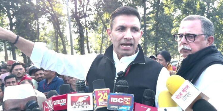 मध्यप्रदेश में 10 हजार एकड़ का “अदाणी देश” स्थापित कर दिया है! जहाँ आम नागरिक के जाने पर प्रतिबंध है!