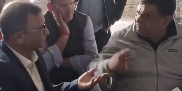 वन मंत्री संजय शर्मा और कलेक्टर के बीच जबरदस्त बहस हुई है…देखिए VIDEO