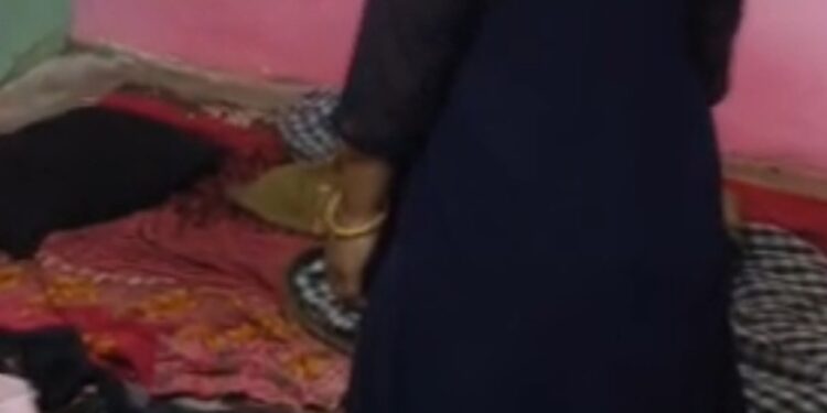 सोशल मीडिया स्टेटस विवाद बना मौत की वजह अश्लील गालियों से टूटी महिला, घर में फांसी लगाकर दी जान, ग्राम कटरिया में सनसनी