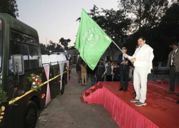 मुख्यमंत्री डॉ. यादव ने पन्ना नेशनल पार्क में 10 नई कैंटर बसों को दिखाई हरी झंडी एक साथ 19 पर्यटक ले सकेंगे अब जंगल सफारी का आनंद