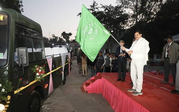 मुख्यमंत्री डॉ. यादव ने पन्ना नेशनल पार्क में 10 नई कैंटर बसों को दिखाई हरी झंडी एक साथ 19 पर्यटक ले सकेंगे अब जंगल सफारी का आनंद