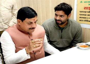 मुख्यमंत्री ने इंदौर में इंदौरी पोहा जलेबी का लिया लुत्फ