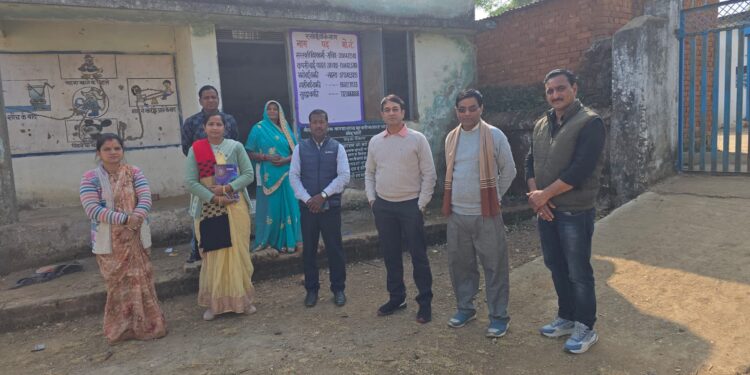 जनपद पंचायत ढीमरखेड़ा के सीईओ और बीआरसी में स्कूलों में पहुंचकर मध्यान्ह भोजन की ली जानकारी
