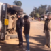 🚨 बाल-बाल बचा बाजार! रेत का पहाड़ बना कहर, तीन बाइकें ट्रक के नीचे आईं 🚨