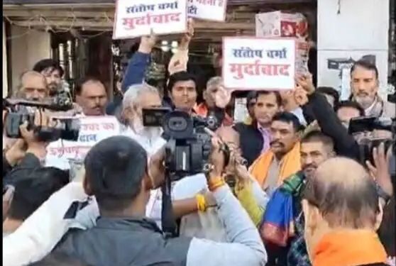 भोपाल में उबाल: ब्राह्मण बेटियों पर टिप्पणी के विरोध में सड़कों पर विप्र समाज, CM हाउस घेराव में पुलिस वाटर कैनन, 60 गिरफ्तार