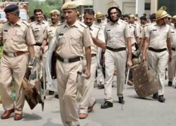 🔥 भजन बना बवाल! उज्जैन कॉलेज में छात्रों के दो गुट भिड़े, डंडे चले, कैंपस में हड़कंप 🔥