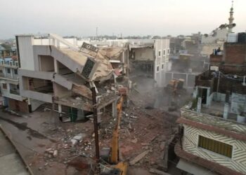MP में कुख्यात सट्टा किंग के 3 मंजिला होटल पर चला प्रशासन का बुलडोजर