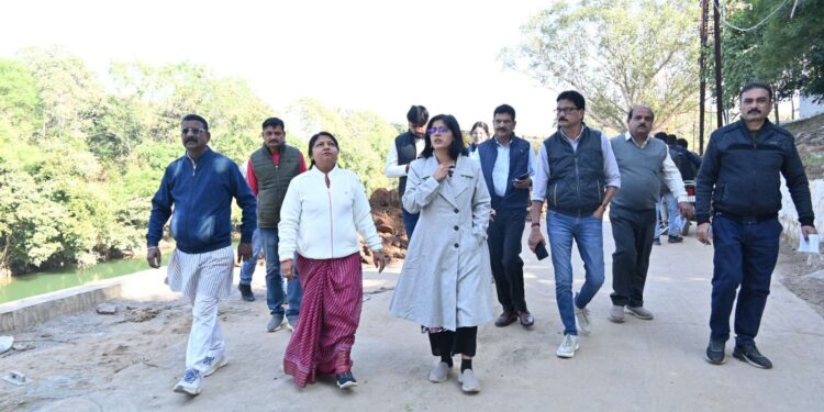महापौर एवं निगमायुक्त ने कटाएघाट में निर्माणाधीन रिवर फ्रंट कार्य का किया निरीक्षण