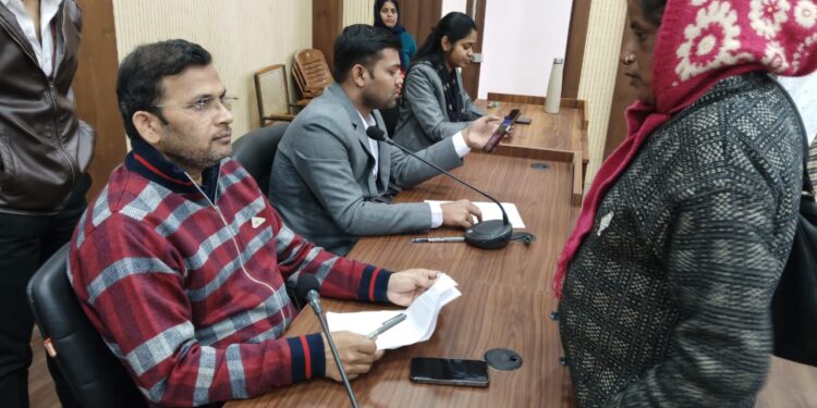 जनसुनवाई में अधिकारियों ने सुनीं 139 आवेदकों की समस्यायें, दिये निराकरण के निर्देश