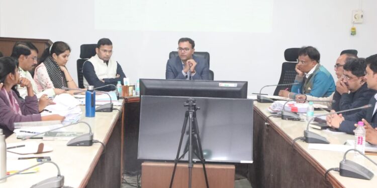 पटवारी हर मंगलवार और गुरुवार को पंचायत मुख्यालय में बैठें राजस्व अधिकारियों के कार्यों की समीक्षा बैठक में कलेक्टर श्री तिवारी के निर्देश
