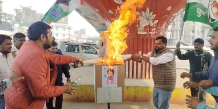 लोकतंत्र बनाम सत्ता का अहंकार: रीवा में छात्र सड़कों पर, मंत्री के आचरण पर उठे सवाल