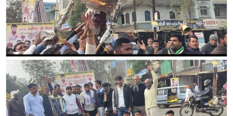 शाजापुर कलेक्टर द्वारा धारा 163 लागू होने के बावजूद कालापीपल पुलिस आदेश का पालन नहीं करवा सकीं कालापीपल में युवा कांग्रेस का उग्र प्रदर्शन’मंत्री कैलाश विजयवर्गीय’का पुतला फूंका..!