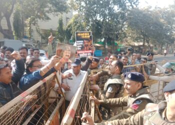 इंदौर की घटना के विरोध में कांग्रेस कार्यकर्ताओं ने भाजपा सांसद के निवास के सामने घंटा बजाकर किया विरोध प्रदर्शन…