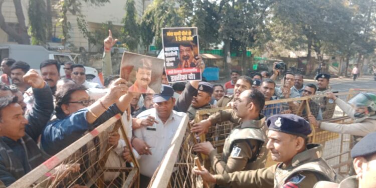 इंदौर की घटना के विरोध में कांग्रेस कार्यकर्ताओं ने भाजपा सांसद के निवास के सामने घंटा बजाकर किया विरोध प्रदर्शन…