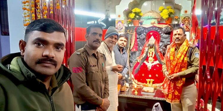 अनिल पांडे ने संभाला सिलौंडी चौकी प्रभारी का प्रभार मां वीरासन मंदिर का दर्शन पूजन कर लिया आशीर्वाद