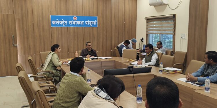 *कलेक्टर श्री वशिष्ठ ने की समय सीमा की समीक्षा बैठक*