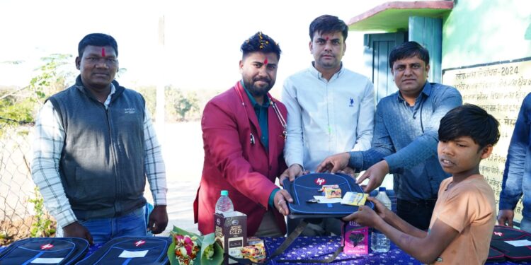 *शा.माध्य. शा. भैरोपानी में शिक्षण सामग्री देकर नन्हे मुन्ने बच्चों के साथ डॉक्टर सोयल खान ने मनाया जन्मदिन*
