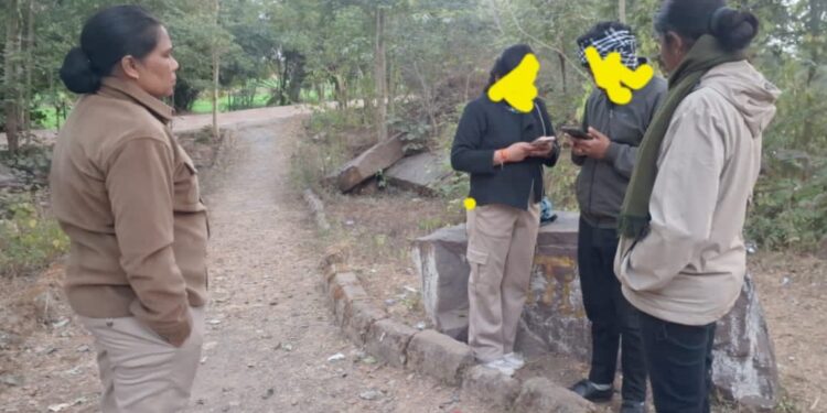 कटनी में निर्भया पेट्रोलिंग का कहर महिला थाना प्रभारी वर्षा सोनकर मैदान में उतरीं महिलाओं की सुरक्षा को लेकर कटनी पुलिस सख्त अमकुही पहाड़ी और सुरम्य पार्क में छापा