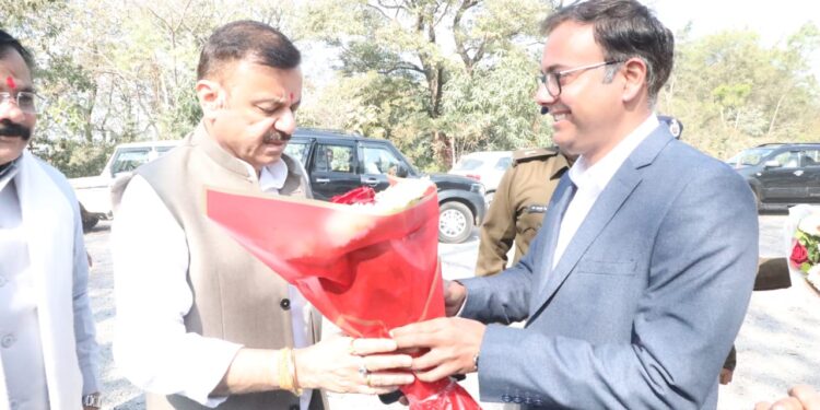 *कलेक्टर आशीष तिवारी ने किया प्रभारी मंत्री का आत्मीय स्वागत*
