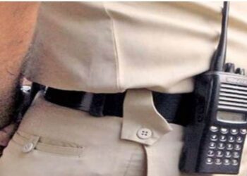 वर्दी का घमंड! सब-इंस्पेक्टर बनते ही पति से आई शर्म, बोली– तलाक चाहिए