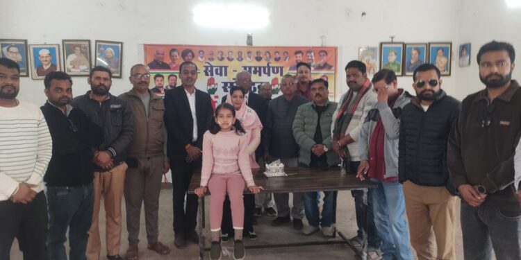 कांग्रेसियों ने केक काटकर मनाया प्रियंका गांधी का जन्मदिन