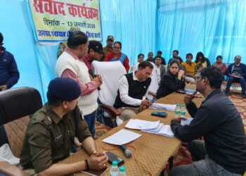 *कलेक्टर श्री तिवारी और एसपी पहुंचे ढीमरखेड़ा जनसुनवाई*  *अब तक 23 आवेदकों की समस्याओं की कलेक्टर कर चुके सुनवाई VIDEO